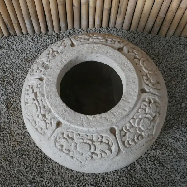 Artikelbild 8 des Artikels “Flacher runder Topf im balinesischen Stil, mit Schnitzereien - 70cm Durchmesser, 45 cm Höhe, Taro-Sand “